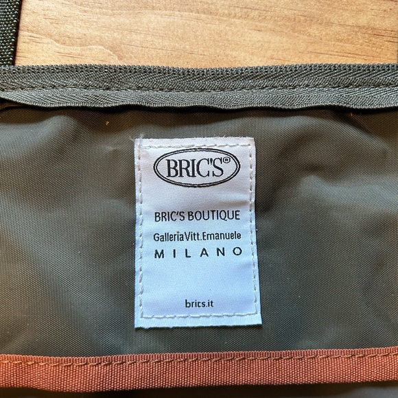 BRIC Duffle with small shoulder bag attached.  Trolley strap for easy traveling - Picture 5 of 11